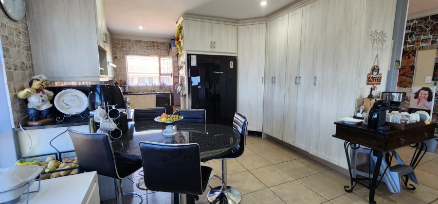 6 Bedroom Property for Sale in Noorsekloof Eastern Cape